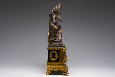 Pendule en bronze dor&eacute; et marbre noir surmont&eacute;e de deux musiciennes, France, 19&egrave;me si&egrave;cle
