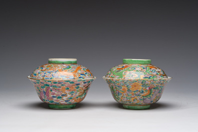 Paire de vols couverts en porcelaine de Chine famille rose de Canton &agrave; d&eacute;cor de dragons, 19&egrave;me si&egrave;cle