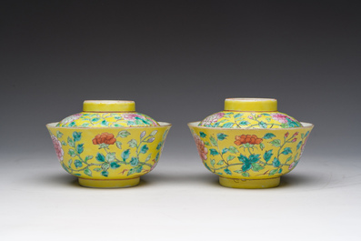 Assiette en porcelaine de Chine famille rose &agrave; d&eacute;cor de coqs et une paire de bols couvertes &agrave; fond jaune, 19&egrave;me/20&egrave;me si&egrave;cle
