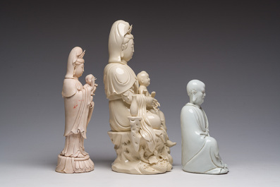 Deux groupes de Guanyin avec un enfant et un Luohan en blanc de Chine, 20&egrave;me si&egrave;cle