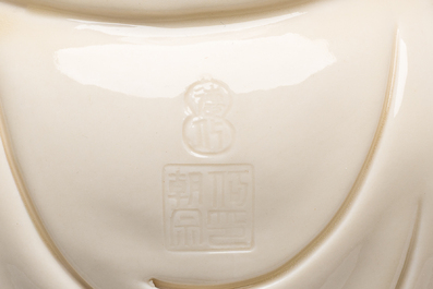 Deux groupes de Guanyin avec un enfant et un Luohan en blanc de Chine, 20&egrave;me si&egrave;cle