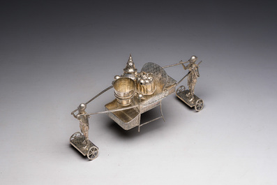 Sculpture en argent repr&eacute;sentant deux personnages en pousse-pousse transportant leurs marchandises, marque de ma&icirc;tre S.C., Chine, 20&egrave;me si&egrave;cle