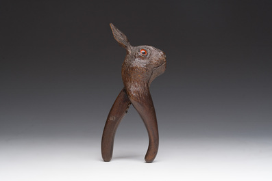 Casse-noisette en forme de t&ecirc;te de li&egrave;vre dite 'de la For&ecirc;t Noire' en bois sculpt&eacute;, Suisse, vers 1900