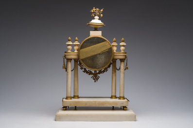 Pendule portique Louis XVI en marbre blanc et bronze dor&eacute;, France, 18&egrave;me/19&egrave;me si&egrave;cle