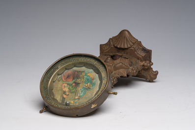 Roulette de comptoir en laiton sur un support en m&eacute;tal &agrave; d&eacute;cor de Bacchus sur un tonneau, vers 1900