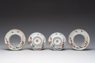 Deux paires de bols couverts sur pied en porcelaine de Chine famille rose &agrave; d&eacute;cor floral et d'oiseaux parmi des branches fleuries, 19&egrave;me si&egrave;cle