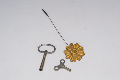 Pendule portique Louis XVI en marbre blanc et bronze dor&eacute;, France, 18&egrave;me/19&egrave;me si&egrave;cle