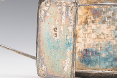 Sculpture en argent repr&eacute;sentant deux personnages en pousse-pousse transportant leurs marchandises, marque de ma&icirc;tre S.C., Chine, 20&egrave;me si&egrave;cle