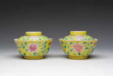 Assiette en porcelaine de Chine famille rose &agrave; d&eacute;cor de coqs et une paire de bols couvertes &agrave; fond jaune, 19&egrave;me/20&egrave;me si&egrave;cle