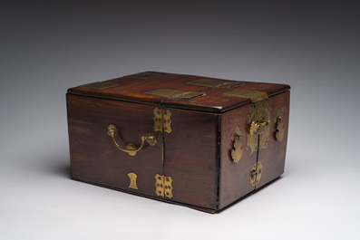 Coffre de toilette en bois aux montures en laiton dor&eacute;, Chine, 19&egrave;me si&egrave;cle