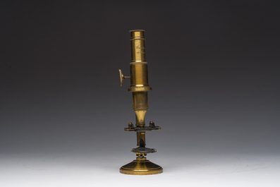 Microscope en laiton de type 'Secretan &agrave; Paris' avec son coffret de rangement en bois, France, 19&egrave;me si&egrave;cle