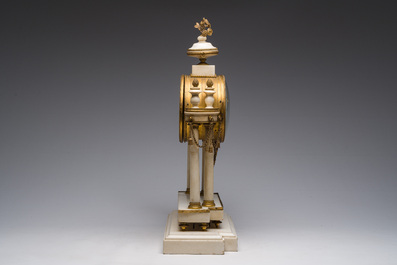 Pendule portique Louis XVI en marbre blanc et bronze dor&eacute;, France, 18&egrave;me/19&egrave;me si&egrave;cle