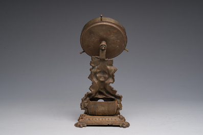 Roulette de comptoir en laiton sur un support en m&eacute;tal &agrave; d&eacute;cor de Bacchus sur un tonneau, vers 1900