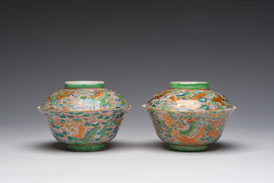 Paire de vols couverts en porcelaine de Chine famille rose de Canton &agrave; d&eacute;cor de dragons, 19&egrave;me si&egrave;cle