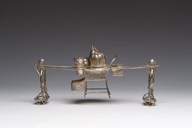 Sculpture en argent repr&eacute;sentant deux personnages en pousse-pousse transportant leurs marchandises, marque de ma&icirc;tre S.C., Chine, 20&egrave;me si&egrave;cle