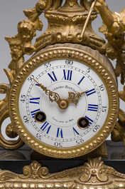 Garniture de chemin&eacute;e en trois pi&egrave;ces en bronze dor&eacute; et marbre noir avec un forgeron, Lagache-Boutillier, Boulogne-sur-Mer, d&eacute;but du 20&egrave;me si&egrave;cle