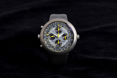 Montre-bracelet chronographe Ikepod Megapode en titane et verre saphir dessin&eacute;e par Marc Newson, &eacute;d. 257/9999, vers 2000