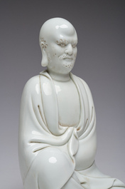 Deux groupes de Guanyin avec un enfant et un Luohan en blanc de Chine, 20&egrave;me si&egrave;cle