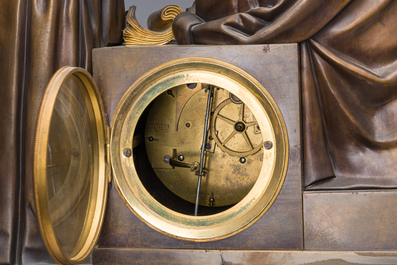 Pendule en bronze dor&eacute; et marbre noir surmont&eacute;e de deux musiciennes, France, 19&egrave;me si&egrave;cle