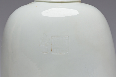 Deux groupes de Guanyin avec un enfant et un Luohan en blanc de Chine, 20&egrave;me si&egrave;cle