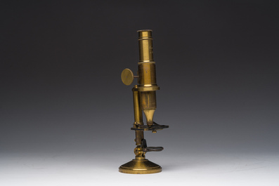 Microscope en laiton de type 'Secretan &agrave; Paris' avec son coffret de rangement en bois, France, 19&egrave;me si&egrave;cle