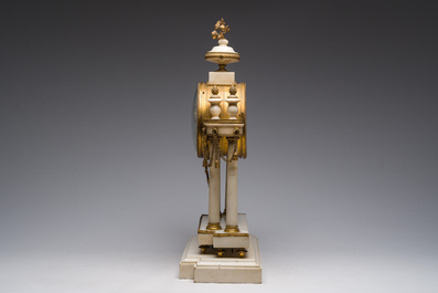 Pendule portique Louis XVI en marbre blanc et bronze dor&eacute;, France, 18&egrave;me/19&egrave;me si&egrave;cle