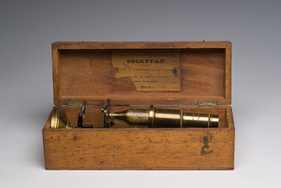 Microscope en laiton de type 'Secretan &agrave; Paris' avec son coffret de rangement en bois, France, 19&egrave;me si&egrave;cle