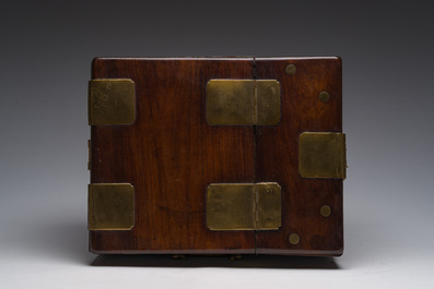 Coffre de toilette en bois aux montures en laiton dor&eacute;, Chine, 19&egrave;me si&egrave;cle