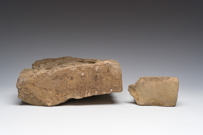 Deux statuettes en gr&egrave;s jaune repr&eacute;sentant un prince assis, Cambodge, &eacute;poque Angkor et Jayavarman VII, 10&egrave;me-13&egrave;me si&egrave;cle