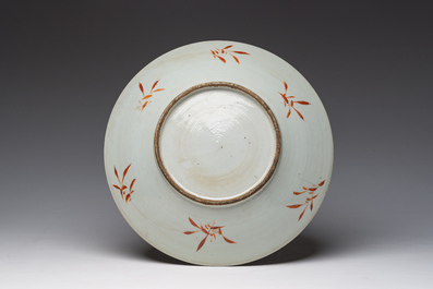 Assiette en porcelaine de Chine famille rose &agrave; d&eacute;cor de coqs et une paire de bols couvertes &agrave; fond jaune, 19&egrave;me/20&egrave;me si&egrave;cle