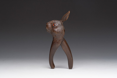 Casse-noisette en forme de t&ecirc;te de li&egrave;vre dite 'de la For&ecirc;t Noire' en bois sculpt&eacute;, Suisse, vers 1900