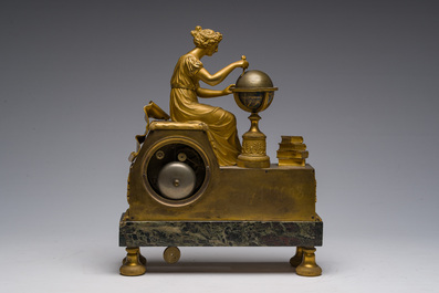 Pendule de chemin&eacute;e Empire en bronze dor&eacute; et marbre vert de mer couronn&eacute;e de 'L'&eacute;tude de l'astronomie' apr&egrave;s Jean-Andr&eacute; Reiche, France, 19&egrave;me si&egrave;cle
