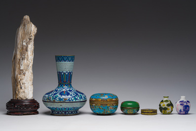 Trois bo&icirc;tes couverts et un vase en &eacute;maux cloisonn&eacute;s, deux tabati&egrave;res en verre multicouche et une pierre de lettr&eacute; 'gongshi', Chine, 19&egrave;me/20&egrave;mesi&egrave;cle