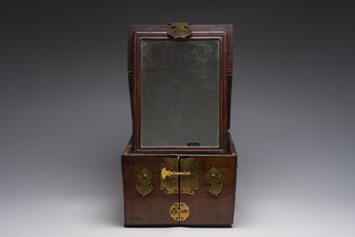 Coffre de toilette en bois aux montures en laiton dor&eacute;, Chine, 19&egrave;me si&egrave;cle