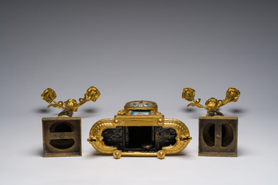 Pendule de chemin&eacute;e en bronze dor&eacute; avec plaques de porcelaine et paire de chandeliers en bronze dor&eacute; et patin&eacute; &agrave; trois lumi&egrave;res, France, 19&egrave;me si&egrave;cle