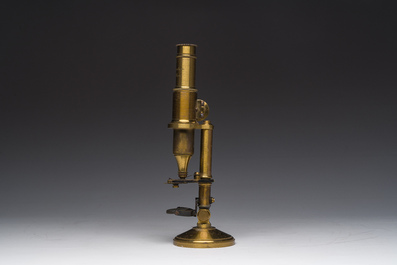 Microscope en laiton de type 'Secretan &agrave; Paris' avec son coffret de rangement en bois, France, 19&egrave;me si&egrave;cle