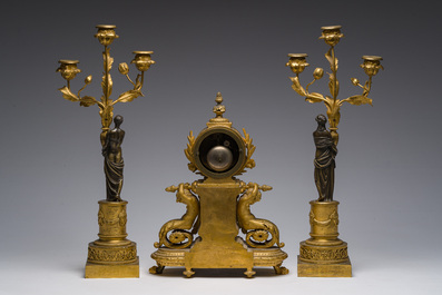 Pendule de chemin&eacute;e en bronze dor&eacute; avec plaques de porcelaine et paire de chandeliers en bronze dor&eacute; et patin&eacute; &agrave; trois lumi&egrave;res, France, 19&egrave;me si&egrave;cle