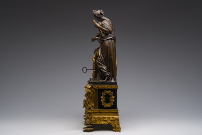 Pendule en bronze dor&eacute; et marbre noir surmont&eacute;e de deux musiciennes, France, 19&egrave;me si&egrave;cle