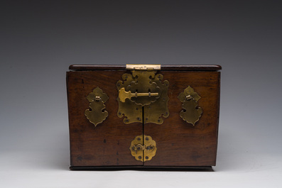 Coffre de toilette en bois aux montures en laiton dor&eacute;, Chine, 19&egrave;me si&egrave;cle