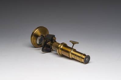 Microscope en laiton de type 'Secretan &agrave; Paris' avec son coffret de rangement en bois, France, 19&egrave;me si&egrave;cle