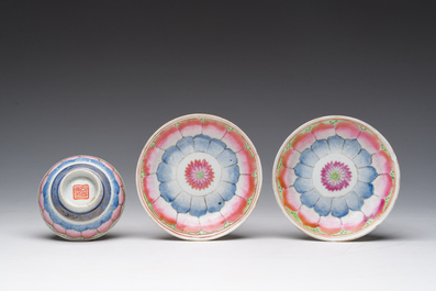 Deux paires de bols couverts sur pied en porcelaine de Chine famille rose &agrave; d&eacute;cor floral et d'oiseaux parmi des branches fleuries, 19&egrave;me si&egrave;cle