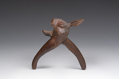 Casse-noisette en forme de t&ecirc;te de li&egrave;vre dite 'de la For&ecirc;t Noire' en bois sculpt&eacute;, Suisse, vers 1900