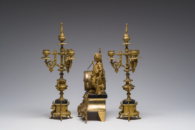 Garniture de chemin&eacute;e en trois pi&egrave;ces en bronze dor&eacute; et marbre noir avec un forgeron, Lagache-Boutillier, Boulogne-sur-Mer, d&eacute;but du 20&egrave;me si&egrave;cle