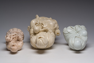 Deux groupes de Guanyin avec un enfant et un Luohan en blanc de Chine, 20&egrave;me si&egrave;cle