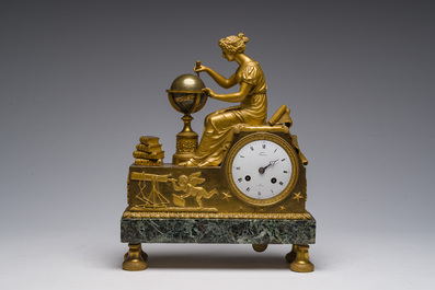 Pendule de chemin&eacute;e Empire en bronze dor&eacute; et marbre vert de mer couronn&eacute;e de 'L'&eacute;tude de l'astronomie' apr&egrave;s Jean-Andr&eacute; Reiche, France, 19&egrave;me si&egrave;cle