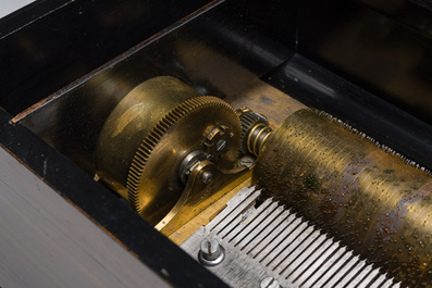 Bo&icirc;te &agrave; musique &agrave; cylindre en bois &agrave; d&eacute;cor de marqueterie, Suisse, 19&egrave;me si&egrave;cle