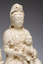 Deux groupes de Guanyin avec un enfant et un Luohan en blanc de Chine, 20&egrave;me si&egrave;cle