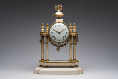Pendule portique Louis XVI en marbre blanc et bronze dor&eacute;, France, 18&egrave;me/19&egrave;me si&egrave;cle