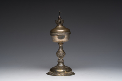 Ciboire en argent &agrave; d&eacute;cor dede motifs floraux grav&eacute;s et des armoiries de la famille Quintin (de Kercadio) de Bretagne, France, 19&egrave;me si&egrave;cle