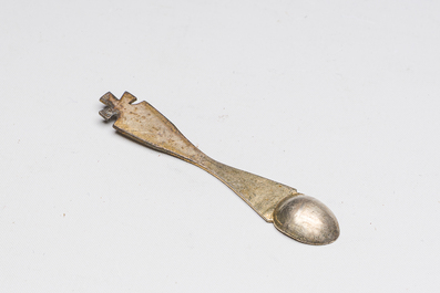 Coffret de communion de voyage en argent pour pr&ecirc;tre orthodoxe &agrave; d&eacute;cor de crucifixion grav&eacute;, 84 zolotnik, Moscou, Russie, dat&eacute; 1878